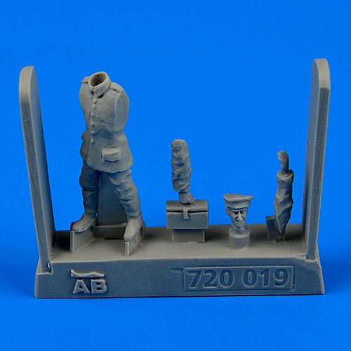 720019 German and Austro-Hungarian Aircraft Mechanic WWI (Part.4) 1/72 by AEROBONUS (Aires)